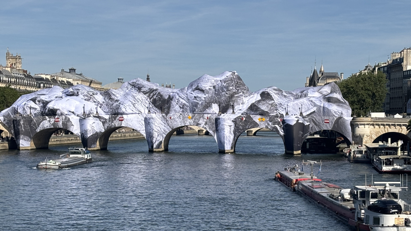 JR's Art Installation at Pont Neuf Uses Axeptio for Multilingual